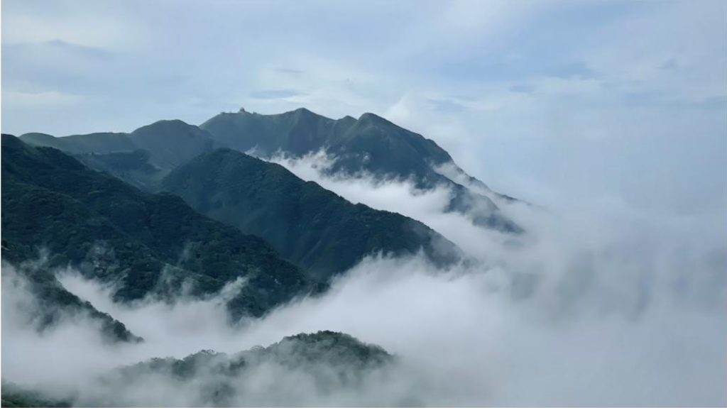 台灣山巒雲霧景色